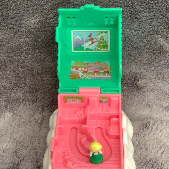 Vintage 1995 Polly Pocket Christmas Cottage Green House with Snow - Picture 4 of 12